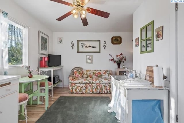 257 N Wamba Rd, Prosser, WA 99350 - living area featuring light wood finished floors and a ceiling fan