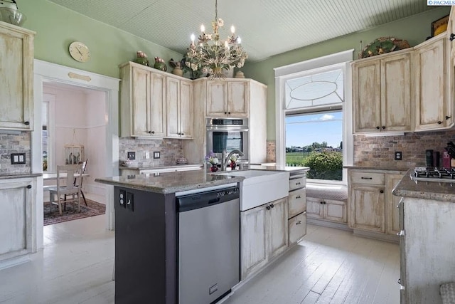 257 N Wamba Rd, Prosser, WA 99350 - kitchen with stainless steel appliances, decorative backsplash, a chandelier, and light brown cabinetry