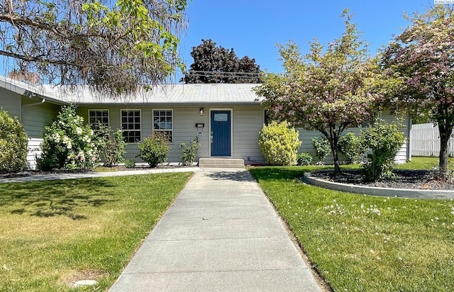 single story home featuring a front lawn
