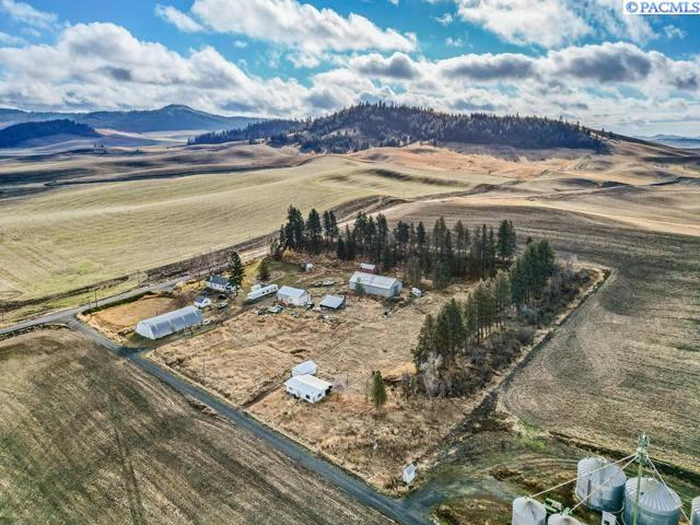 drone / aerial view featuring a mountain view