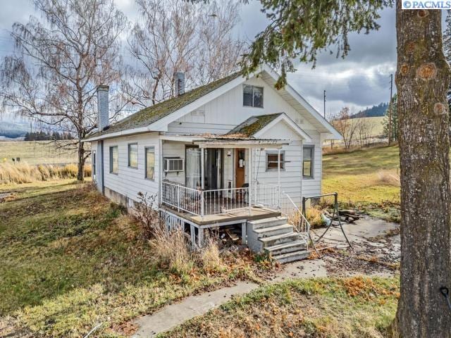 bungalow featuring a front yard