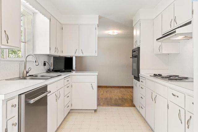 2120 Austin St, Richland, WA 99354 - kitchen with stainless steel appliances, under cabinet range hood, a sink, light flooring, and light countertops