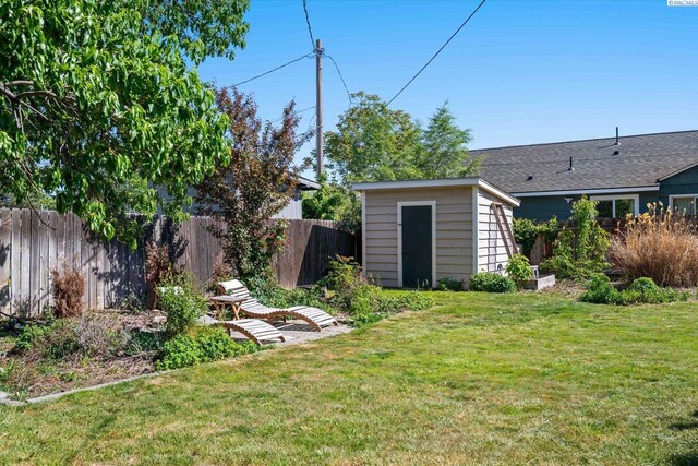 3011 W Hood Ave, Kennewick, WA 99336 - view of yard with a storage unit and an outbuilding