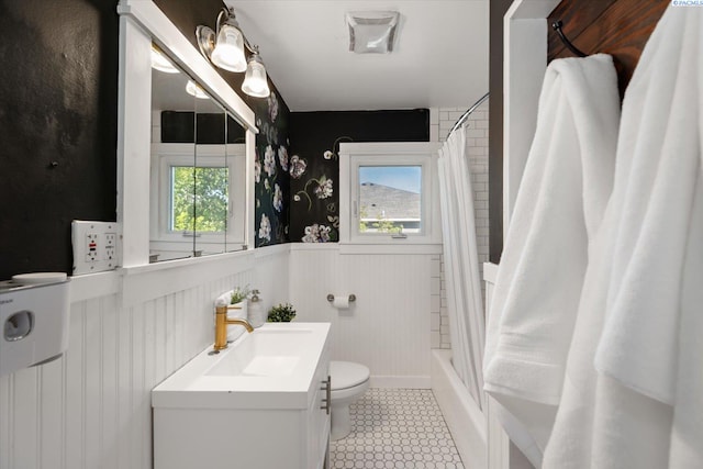 3011 W Hood Ave, Kennewick, WA 99336 - bathroom with wainscoting, toilet, vanity, shower / bathtub combination with curtain, and tile patterned flooring