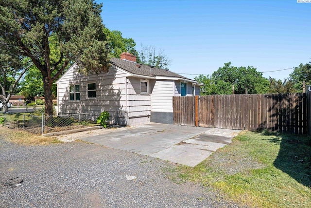 3011 W Hood Ave, Kennewick, WA 99336 - view of front facade with fence, a chimney, and a patio area