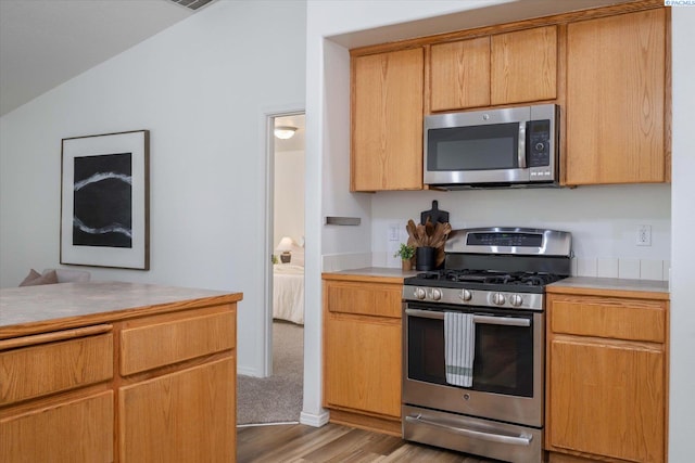 1713 W 39th Ave, Kennewick, WA 99337 - kitchen with stainless steel appliances, light wood-style flooring, light countertops, and lofted ceiling