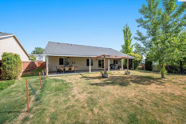 1713 W 39th Ave, Kennewick, WA 99337 - back of property featuring a fenced backyard and a patio