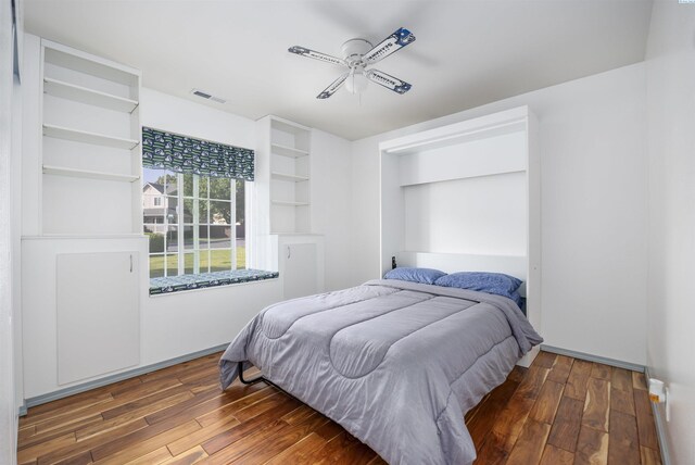 2532 W 32nd Ave, Kennewick, WA 99337 - bedroom with wood-type flooring and a ceiling fan