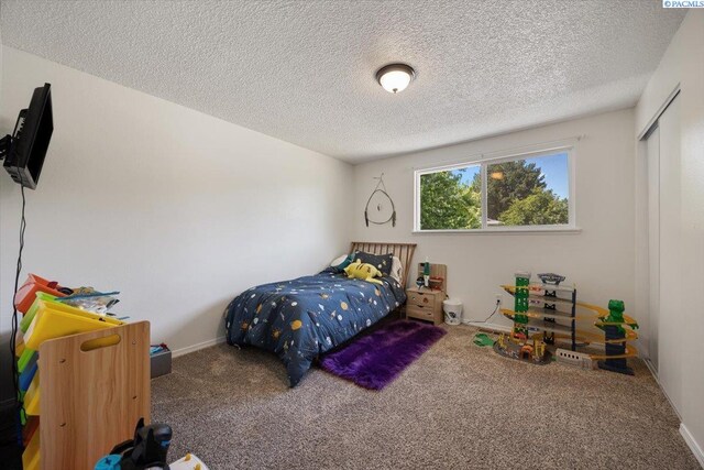 2132 Cascade Ave, Richland, WA 99354 - carpeted bedroom featuring a textured ceiling and a closet