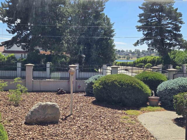 5307 W Irving St, Pasco, WA 99301 - view of fenced front yard