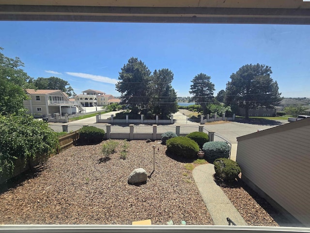 5307 W Irving St, Pasco, WA 99301 - view of yard featuring a residential view