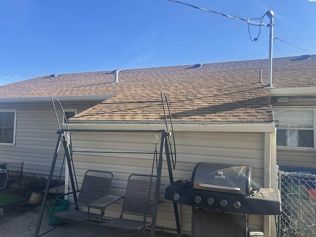 details featuring roof with shingles