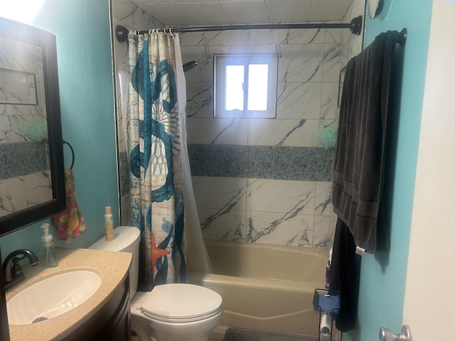 full bath with shower / bath combination with curtain, vanity, and toilet