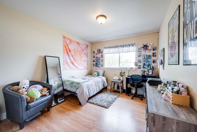 495 NW Robert St, Pullman, WA 99163 - bedroom featuring wood finished floors and a desk