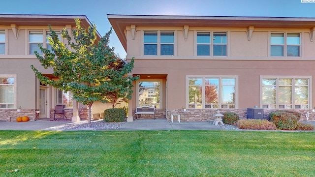 view of front facade featuring a front lawn