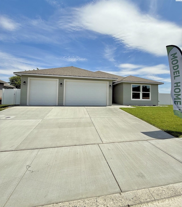 2625 S Beech St, Kennewick, WA 99337 - view of front of house featuring concrete driveway and a front yard