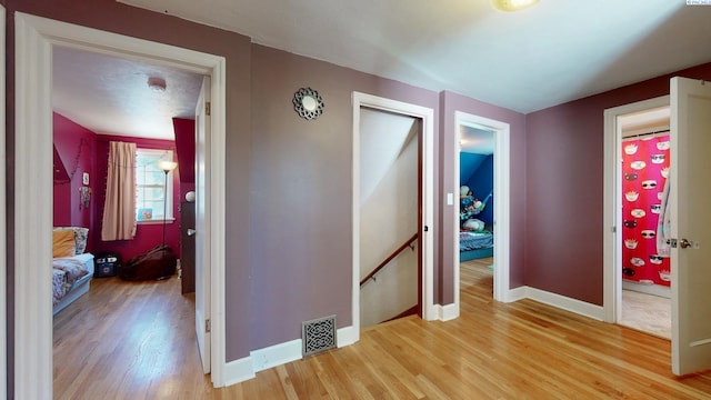 420 SE Dexter St, Pullman, WA 99163 - corridor featuring visible vents, light wood-type flooring, an upstairs landing, and baseboards