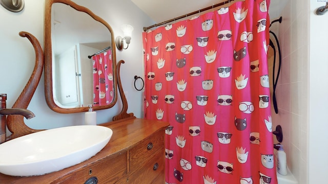 420 SE Dexter St, Pullman, WA 99163 - bathroom with vanity and a shower with curtain