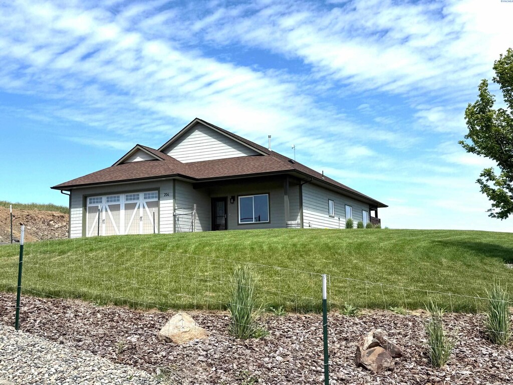 204 Red Tail Ridge Rd, Colfax, WA 99111 - view of front facade featuring an attached garage and a shingled roof