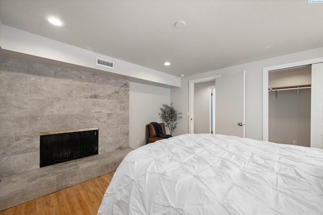 2115 W 8th Pl, Kennewick, WA 99336 - bedroom with wood finished floors, a tiled fireplace, recessed lighting, and a closet
