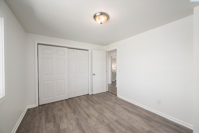2115 W 8th Pl, Kennewick, WA 99336 - unfurnished bedroom featuring wood finished floors, baseboards, and a closet
