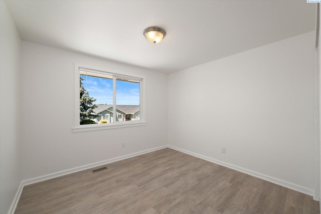 2115 W 8th Pl, Kennewick, WA 99336 - unfurnished room with wood finished floors and baseboards