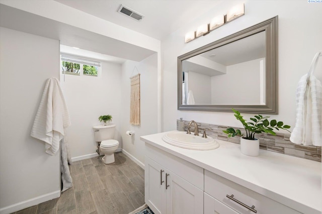 2115 W 8th Pl, Kennewick, WA 99336 - bathroom with baseboards, vanity, wood finished floors, and toilet