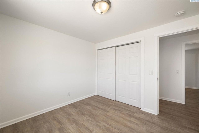 2115 W 8th Pl, Kennewick, WA 99336 - unfurnished bedroom featuring wood finished floors, baseboards, and a closet