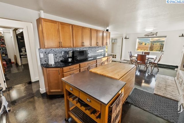 kitchen with decorative backsplash