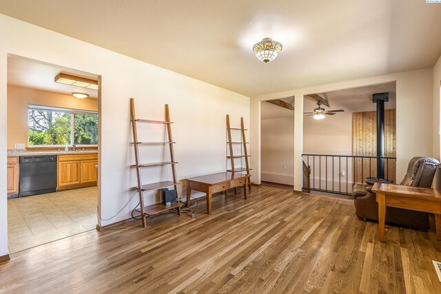 2020 Newcomer Ave, Richland, WA 99354 - sitting room with light wood-style floors and a ceiling fan
