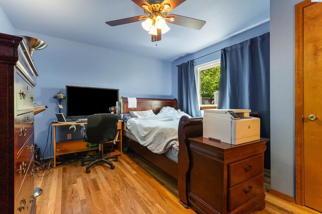 2020 Newcomer Ave, Richland, WA 99354 - bedroom featuring wood finished floors and ceiling fan