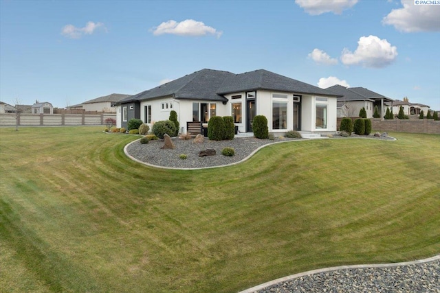 view of front facade featuring a front lawn