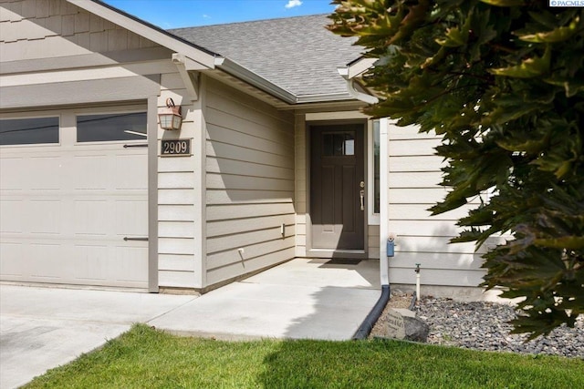 2909 S Jean St, Kennewick, WA 99336 - entrance to property featuring an attached garage and a shingled roof