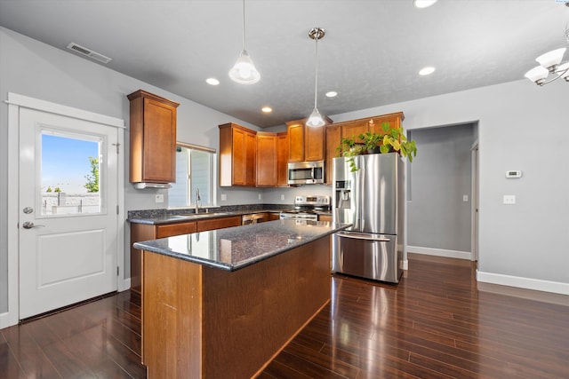874 Pikes Peak Dr, West Richland, WA 99353 - kitchen featuring stainless steel appliances, a sink, baseboards, dark wood-type flooring, and recessed lighting