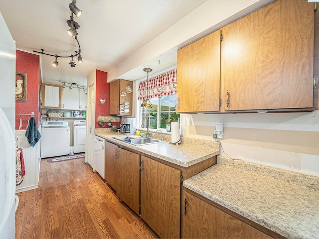 902 W 44th Pl, Kennewick, WA 99337 - kitchen featuring washer and dryer, light wood finished floors, light countertops, decorative light fixtures, and dishwasher