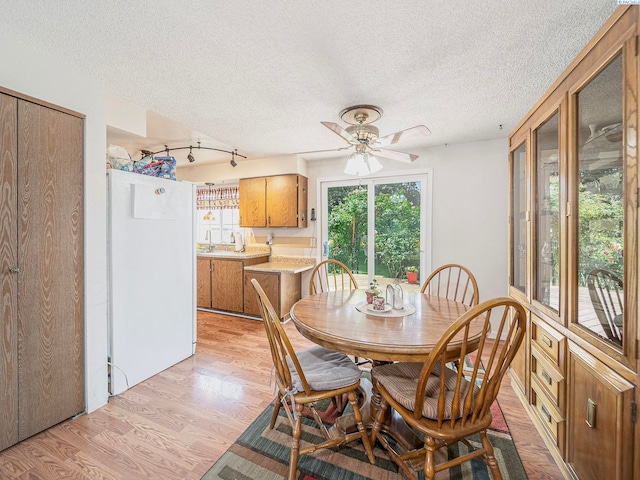 902 W 44th Pl, Kennewick, WA 99337 - dining space featuring a textured ceiling, ceiling fan, and light wood-style floors