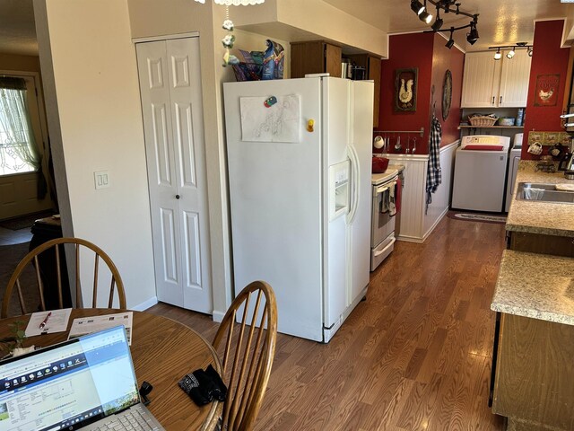 902 W 44th Pl, Kennewick, WA 99337 - carpeted bedroom with a ceiling fan and a textured ceiling