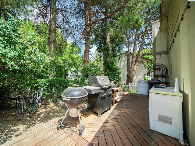902 W 44th Pl, Kennewick, WA 99337 - wooden terrace with area for grilling