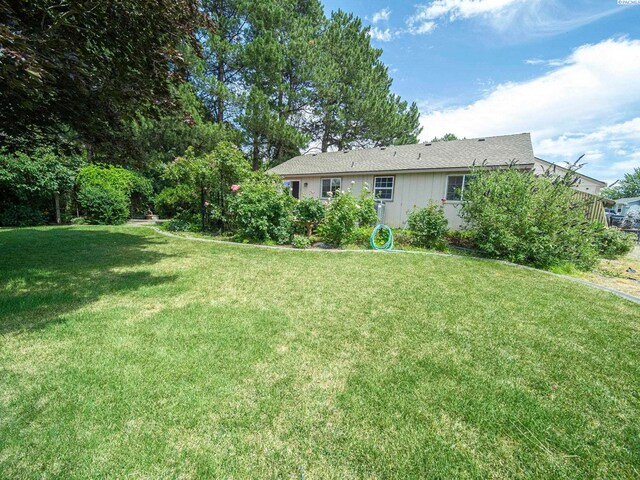 902 W 44th Pl, Kennewick, WA 99337 - rear view of property featuring a yard