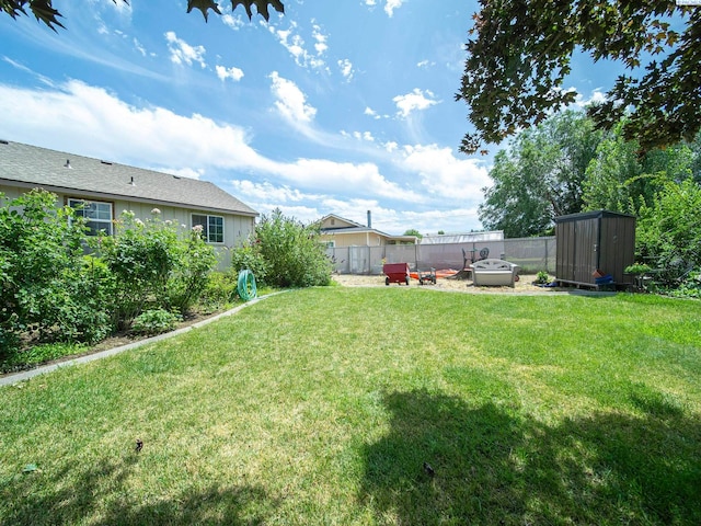 902 W 44th Pl, Kennewick, WA 99337 - fenced backyard featuring a shed