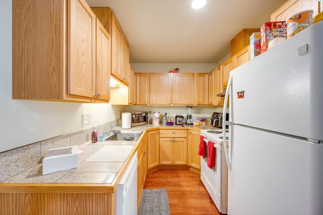 815 NE Illinois St, Pullman, WA 99163 - kitchen featuring white appliances, light wood-style floors, a sink, and light brown cabinetry