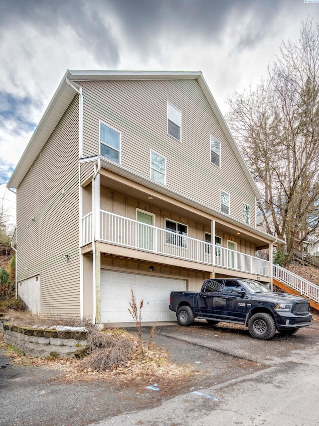 view of front of property featuring a garage and driveway