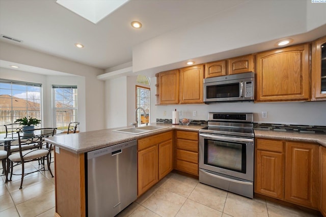 104 Center Blvd, Richland, WA 99352 - kitchen featuring stainless steel appliances, a sink, plenty of natural light, light tile patterned floors, and recessed lighting