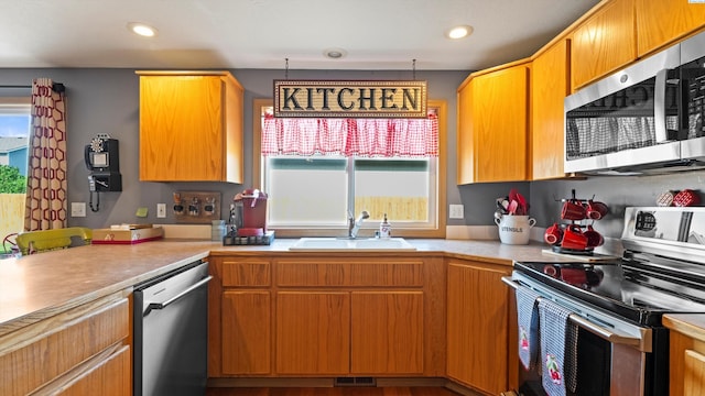 4504 S Dayton Ct, Kennewick, WA 99337 - kitchen with stainless steel appliances, light countertops, and recessed lighting