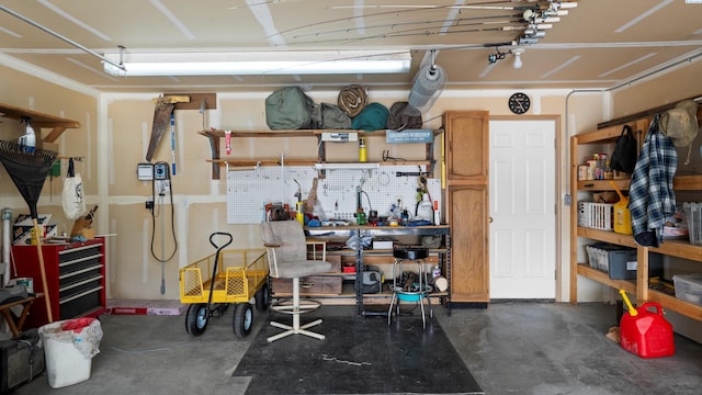 4504 S Dayton Ct, Kennewick, WA 99337 - garage featuring a workshop area