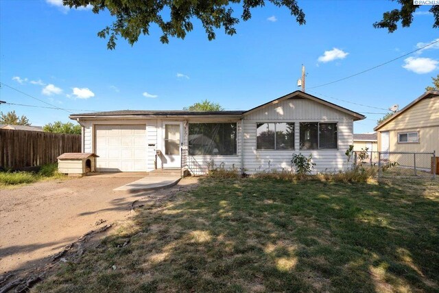 807 Snow, Richland, WA 99352 - ranch-style home featuring a garage and driveway