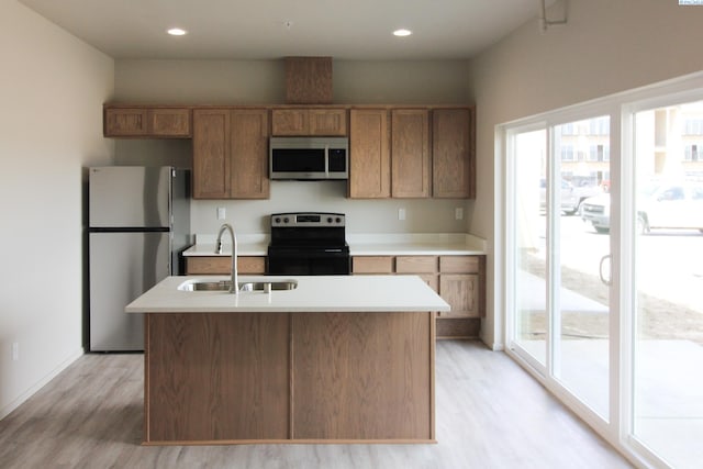 1200 N 8th Ave Unit A204, Othello, WA 99327 - kitchen featuring stainless steel appliances, light wood-style flooring, light countertops, an island with sink, and recessed lighting