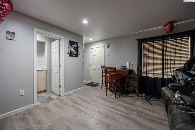 dining area featuring light wood-style floors, recessed lighting, and baseboards