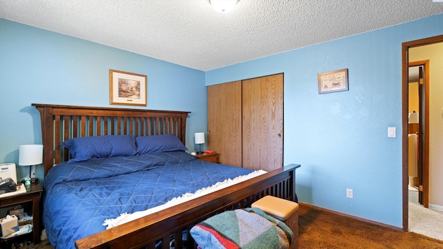 805 W 44th Pl, Kennewick, WA 99337 - carpeted bedroom featuring a closet and a textured ceiling