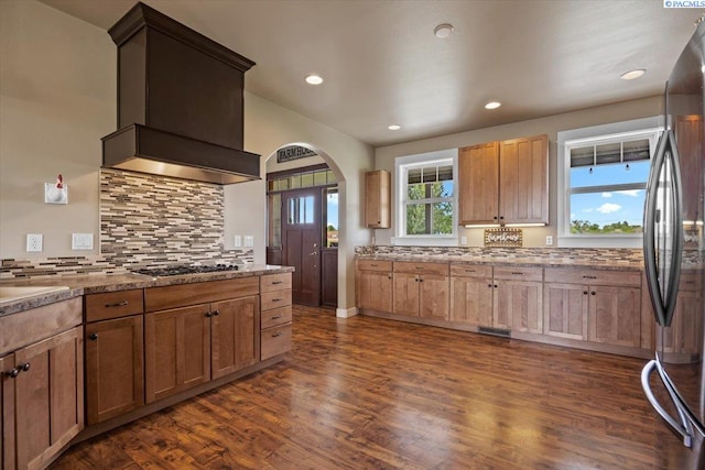 168715 W Johnson Rd, Prosser, WA 99350 - kitchen featuring dark wood finished floors, stainless steel appliances, arched walkways, backsplash, and recessed lighting